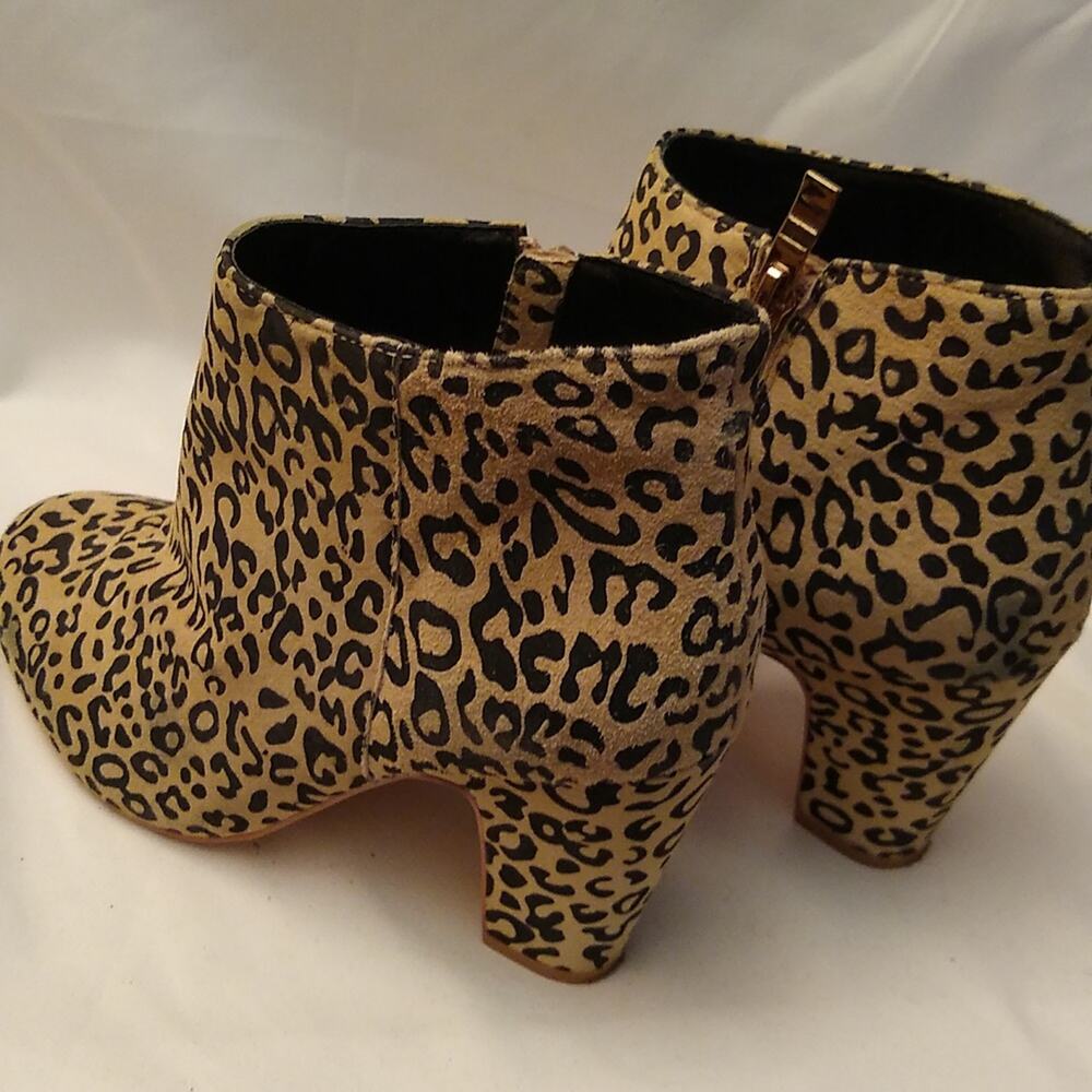 Leopard print women's Size 7.5 leather ankle boots.